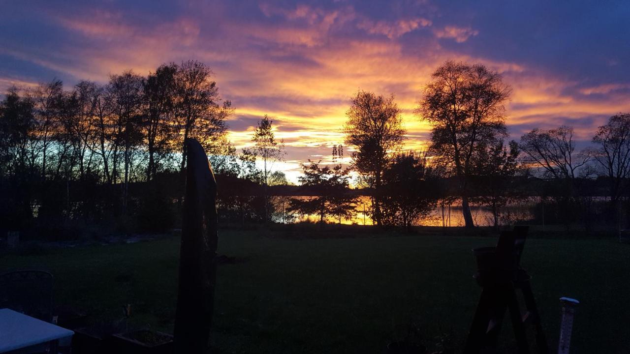 Barrierefreies Zimmer Im Blockhaus Mit Sauna Am See Soyen Buitenkant foto